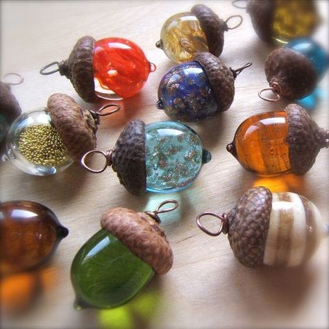 Would be a sweet for a necklace pendant (Dishfunctional Designs: Acorn Crafts & Home Decor) |||||||| Lumpnode says: These are just so perfect !! Magical Possibilities Packed Into An  oh-so-apropo(s) Acorn Shape!!! Seni Resin, Acorn Crafts, Acorn Necklace, Nature Crafts, Crafty Craft, Diy Projects To Try, Yule, Fall Crafts, Resin Crafts