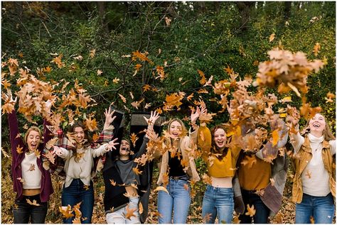 Autumn Group Photoshoot, Cute Fall Friend Group Pictures, Group Fall Photoshoot, Fall Group Photoshoot, Autumn Photography Portrait, Group Photo Poses, Profile Photography, Class Photo, Fall Friends