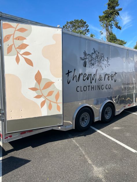 Enclosed Trailer Boutique Ideas, Mobile Boutique Ideas Trailers, Boutique Trailer Mobile Shop, Trailer Boutique, Clothing Booth, Clothing Booth Display, Boutique Trailer, Boutique Tips, Trailer Business