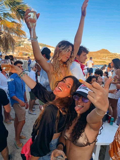 Summer In Mykonos, Mykonos Party Aesthetic, Friend Summer Aesthetic, Spring Break Aesthetic Party, Summer Aesthetic With Friends, Mykonos Photo Ideas, Summer With Friends Aesthetic, Party Summer Aesthetic, Party Pictures With Friends