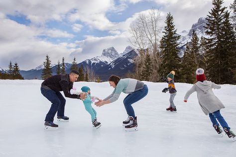 Family Ice Skating, Ice Skating Photography, Goals 2024, Outdoor Skating, Winter Couple, Skating Aesthetic, Winter Trip, Christmas Pics, Family Christmas Pictures