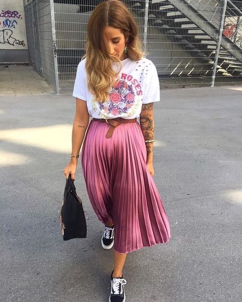 Look 80s, Skirt And Sneakers, Outfits Black, Modest Clothing, Outfits Casual, Fashion Mode, Mode Inspiration, Shirt Skirt, Outfits Casuales