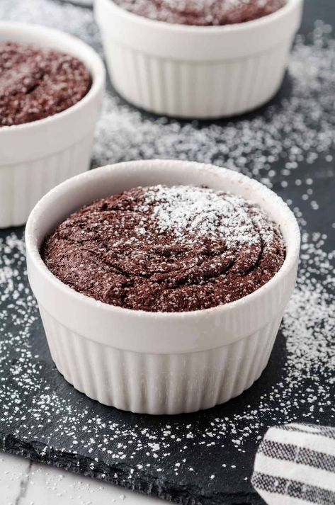 Small Batch Lava Cake, Ramican Dessert Recipes, Ramican Recipes, Melting Cake, Chocolate Melting Cake, Mug Dessert Recipes, Ramekin Dessert, Chocolate Lava Cake Recipe, Self Saucing Pudding