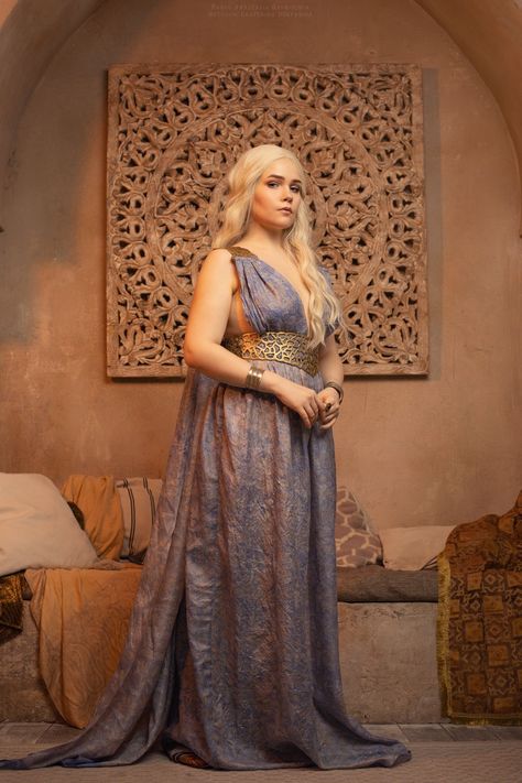 Daenerys Targaryen / blone in long light blue dress Daenerys Targaryen Qarth, Daenerys Cosplay, Teuta Matoshi Dresses, Daenerys Targaryen Dress, Targaryen Cosplay, Daenerys Targaryen Cosplay, Modern Princess, Infinity Dress, Machine Sewing