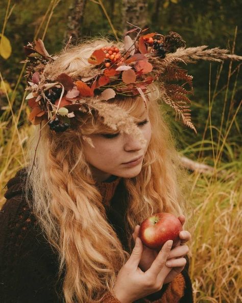 Autumn Fae, Historical Outfits, Spirit Costume, Wiccan Sabbats, Forest Fashion, Sweet Apples, Autumn Witch, Crown Aesthetic, Honey Pie