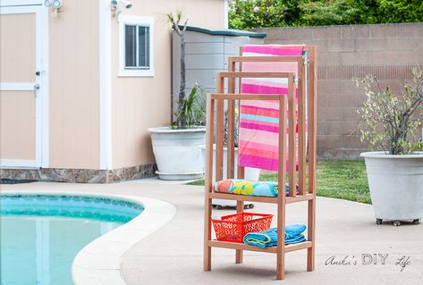 Build this easy freestanding outdoor towel rack this summer. Built using redwood, it makes the perfect addition to any poolside or backyard. It has two shelves for storing supplies and towels too. Poolside Towel Holder, Poolside Towel Rack, Outdoor Towel Rack, Towel Rack Pool, Diy Towel Rack, Diy Towels, Potting Bench, Diy Holz, Towel Storage