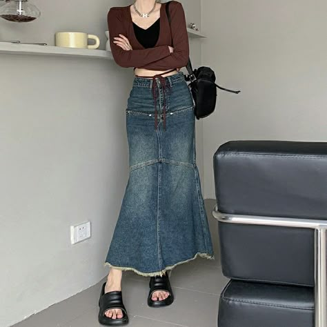 Long Demin Skirt Outfit Casual, Long Jean Skirt Outfits, Demin Skirt Outfit, Cultural Wear, Skirt Outfits Aesthetic, Female Clothes Outfits, Outfit Hacks, Long Jean Skirt, Simple Style Outfits