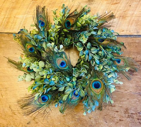 Peacock Wreath Diy, Diy Peacock Decor, Peacock Feather Wreath, Peacock Christmas Decorations, Peacock Feather Decor, Peacock Christmas Tree, Peacock Feather Art, Peacock Wreath, Sparkle Christmas