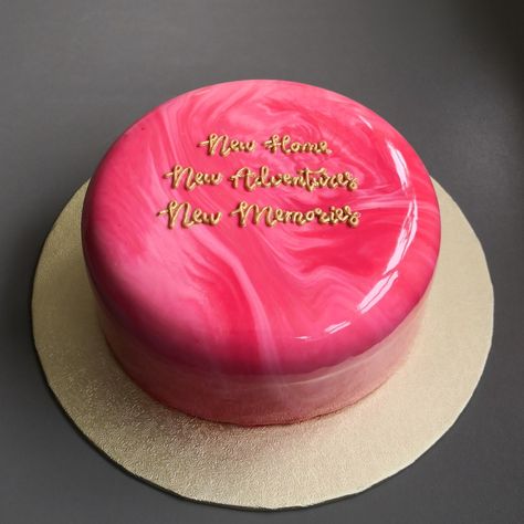 Dark Pink Cake, Pink Mirror Glaze Cake, Glazed Cakes Mirror, Purple Mirror Glaze Cake, Chocolate Cake Mirror Glaze, Pink Cake With Chocolate Drip, Chocolate Sponge Cake, Strawberry Jelly, Mirror Glaze