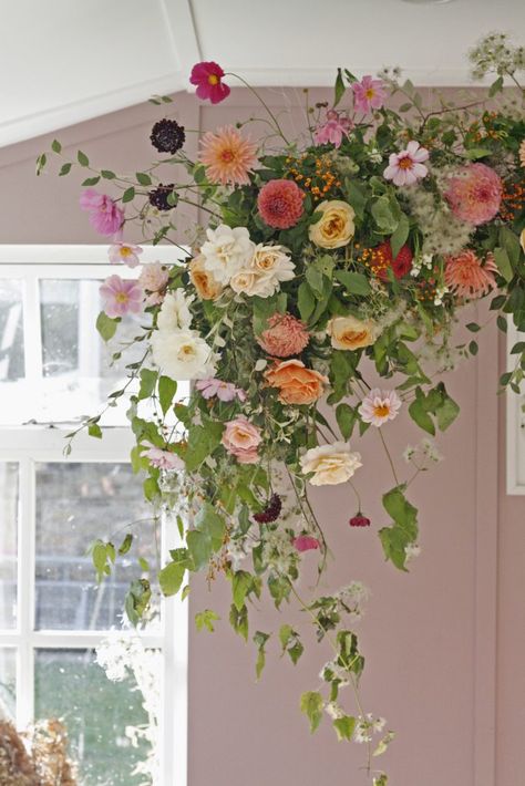 Foam Free Hanging Installation and table centre workshop Suspended Floral Installation, Flowers Hanging From Chandelier, Hanging Floral Installation, Hanging Flower Arrangements, Flower Cloud, Hanging Centerpiece, Hanging Installation, Floral Installations, Cake Flower