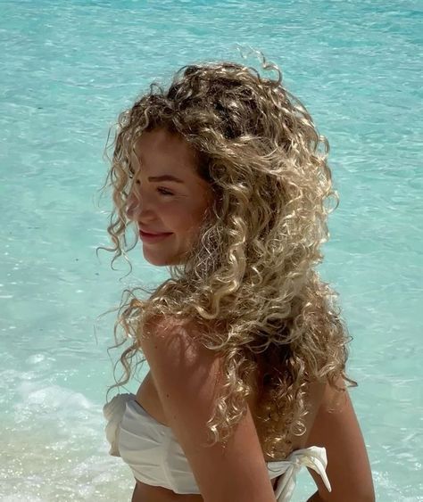 Curly Summer Hair, Curly Blonde Girl, Curly Beach Hair, Curly Aesthetic, Blond Curly Hair, Blond Curls, Curly Hair Blonde, Long Blonde Curly Hair, Beach Waves Hair