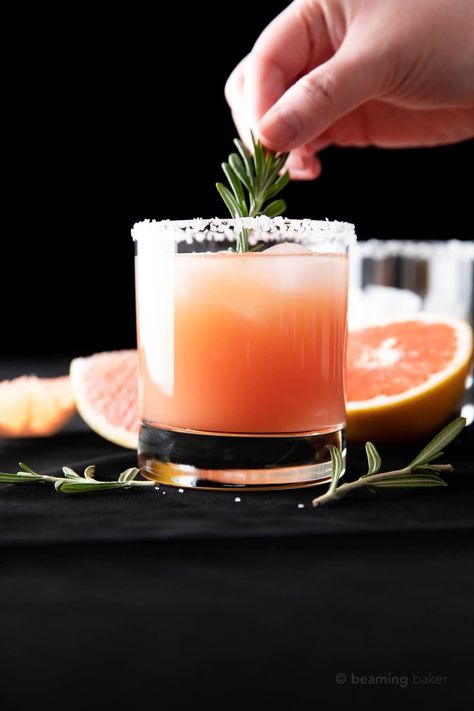 Salty, tart, citrus-y with a bit of gin to smooth it all down. This Salty Dog cocktail recipe truly packs a punch in flavor! | Recipe at BeamingBaker.com Salty Dog Drink, Gin And Grapefruit, Salty Dog Cocktail Recipe, Salty Dog Cocktail, Grapefruit Cocktail Recipes, Salty Tart, Greyhound Cocktail, Dog Cocktail, Grapefruit Cocktail