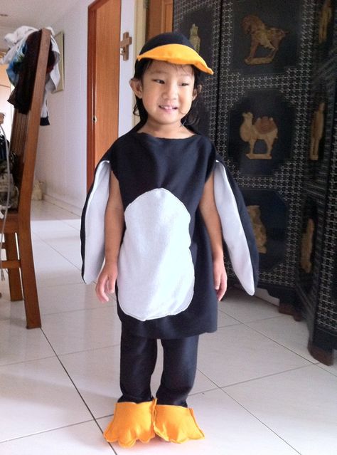 No Pattern but a cute version of the penguin costume :) Diy Penguin Costume Kids, Penguin Costume Batman, Pinguin Costume, Diy Penguin Costume, Madagascar Costumes, Kermit The Frog Costume, Diy Penguin, Charlie And Lola, Carnival Crafts