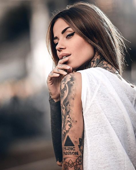 Models With Tattoos, Tattoo Girl Wallpaper, Ink Model, Tattoed Women, Tattoo Photography, Badass Tattoos, Hot Tattoos, Female Tattoo, Tattoo Model