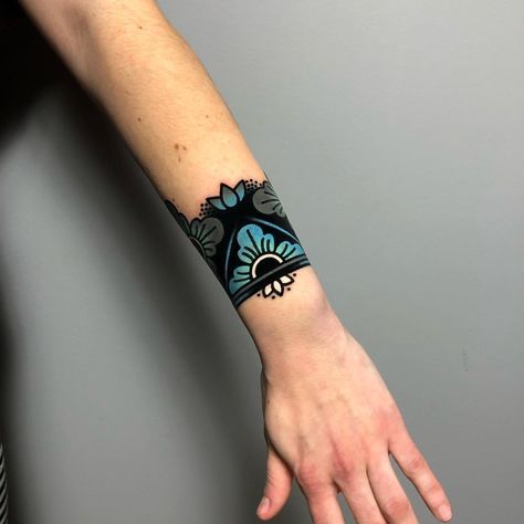 American Traditional Wrist Tattoo, Cuff Tattoo For Women, Wrist Cuff Tattoos For Women, Traditional Tattoo Band, Tattoo Muñeca, Tatuajes Old School, Traditional Tattoo Wrist, Tattoos Pulseras, Arm Cuff Tattoo