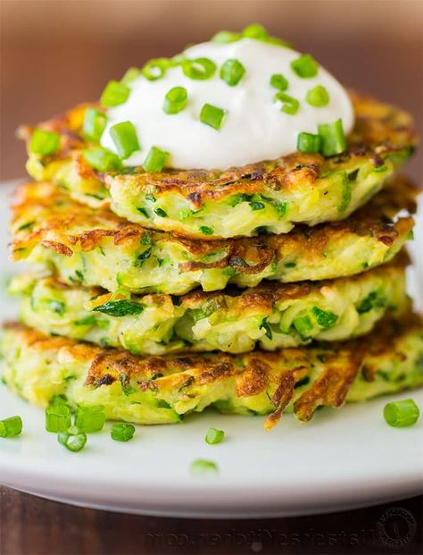 Voici la recette des röstis de courgettes et fromage, cuits au four, ces galettes d’origine suisse sont faciles à faire et parfaits en accompagnement d’un plat de viande ou de poisson. Ingrédients pour 4 personnes : 3 SP – Vert /  2 SP – Bleu / 2 SP – Violet 500 g de courgettes 1 […] L’article Röstis de courgettes et fromage est apparu en premier sur Plat et Recette.fr - Cuisine Légère. Cheesy Zucchini Rice, Parmesan Zucchini Fries, Zucchini Fritters Recipe, Zucchini Banana Bread, Italian Chicken Sausage, How To Cook Zucchini, Bake Zucchini, Cheesy Zucchini, Easy Zucchini