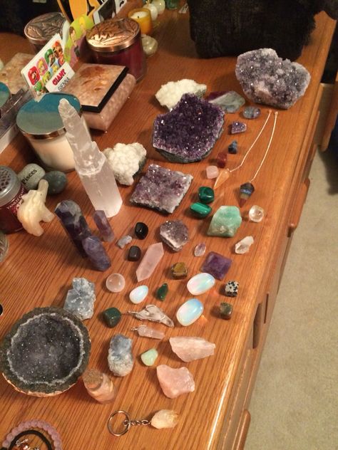 Hippie Witch Aesthetic, Crystal Core, Witchy Room, Witch Room, Crystal Vibes, Crystal Aesthetic, Witchy Crafts, Crystal Box, Baby Witch