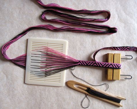 Using a Sunna double slotted heddle with 7 pattern threads.   The double slotted heddle is available in smaller sizes of 5, 7 and 9 short... Inkle Weaving Patterns, Band Weaving, Inkle Weaving, Peg Loom, Rigid Heddle Weaving, Inkle Loom, Card Weaving, Weaving Tools, Weaving Tutorial