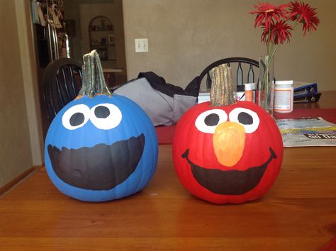 Cookie Monster and Elmo pumpkins Elmo Pumpkin Carving, Elmo Pumpkin, Cookie Monster Pumpkin, Cookie Monster And Elmo, Cute Painted Pumpkin Ideas, Disney Pumpkin Painting, Monster Pumpkin, Decorated Pumpkin, Pumpkin Painted