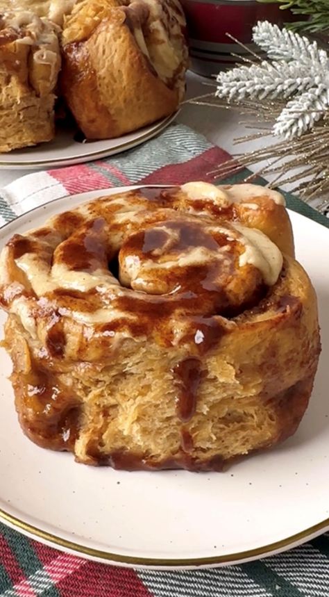 Molasses Icing, Cinnamon Salt Dough Recipe, Gingerbread Cinnamon Rolls, Soft Gingerbread, Rolls Homemade, Holiday Baking List, Cinnamon Icing, Thanksgiving 2023, Gingersnap Crust