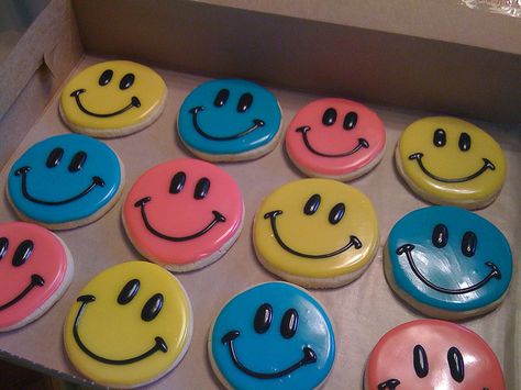 Smiley cookies  I definitely need to eat a SMILE Smiley Face Cookies, Smiley Cookies, Smile Cookies, Face Cookies, Sunshine Cookies, Cookies Photo, Frosted Cookies, Cookie Decoration, Pastel Cupcakes