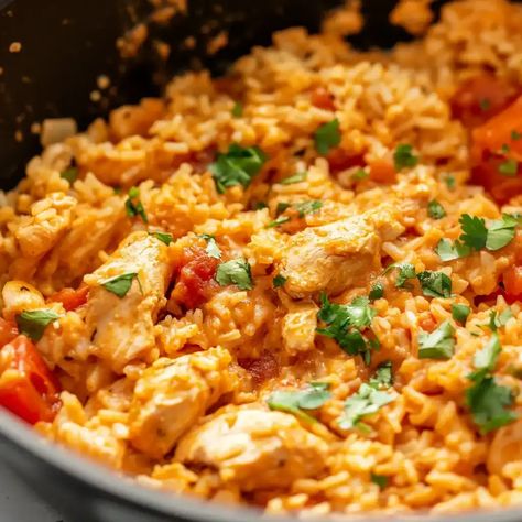 Discover our mouthwatering one pot queso chicken and rice recipe! This quick, cheesy comfort food is perfect for busy weeknights. Enjoy! Quest Chicken, Queso Chicken And Rice, One Pot Rice Meals, Queso Chicken, Easy Suppers, Rice Meals, Mexican Chicken And Rice, Chicken And Rice Recipe, Turkey Casserole