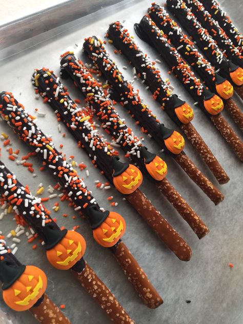 Halloween Decorated Pretzels, Orange Halloween Snacks, Halloween Dipped Pretzels, Halloween Themed Treats Party Snacks, Halloween Dipped Pretzel Rods, Halloween Pretzel Sticks, Halloween Dipped Treats, Halloween Chocolate Covered Pretzels, Halloween Pretzel Rods