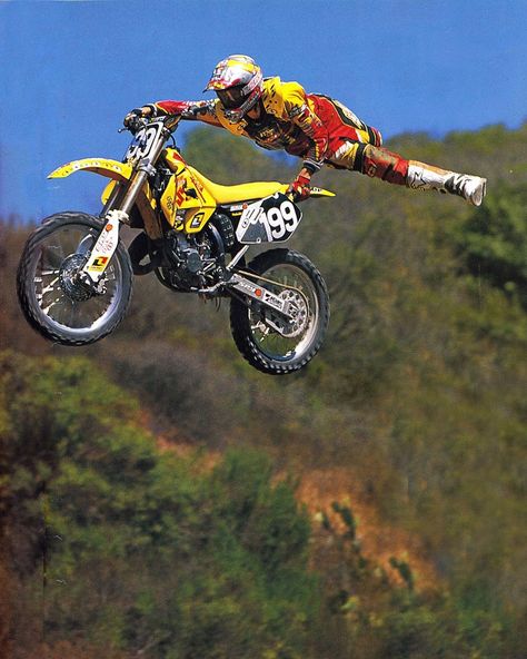 Travis Pastrana airing out his freestyle RM125 in 2000 - Corey Neuer Photo Dirtbike Aesthetic, Suzuki Dirt Bikes, Travis Pastrana, Yamaha Dirt Bikes, Yamaha Motocross, Freestyle Motocross, Dirt Bike Racing, Extreme Adventure, Motorcycle Dirt Bike