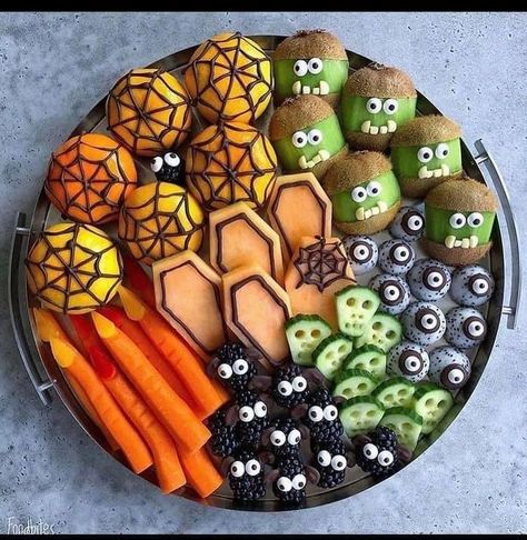 Halloween Party Platter, Halloween Veggie Tray, Halloween Platter, Fruit Presentation, Dessert Halloween, Halloween Breakfast, Healthy Halloween Treats, Healthy Halloween Snacks, Halloween Fruit