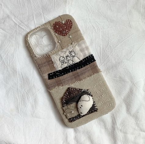 Patchwork Phone Case, Farmers Market Crafts, Diy Cute Things, Embroidered Phone Case, Iphone Case Handmade, Felt Phone Cases, Jordan Gift, Felt Phone, Dreamy Jewelry