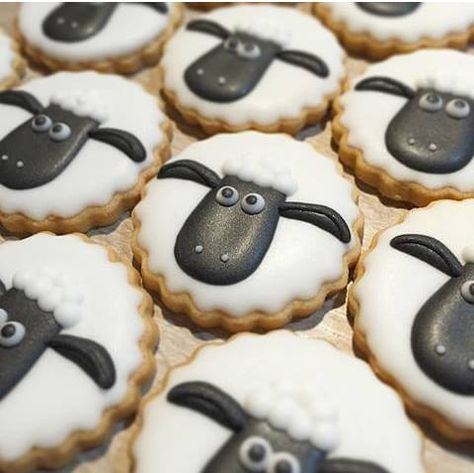 Sheep Cookies, Sheep Party, Eid Cookies, Homemade Sugar Cookies, Easter Sugar Cookies, Sugar Cookie Icing, Baking Fun, Shaun The Sheep, Sugar Cookie Designs