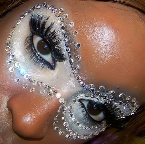 Masquerade Inspired Makeup Now if only I could stand to have that much make up on.  Wow. Masquerade Mask Makeup, Mardi Gras Makeup, Masquerade Makeup, Hd Make Up, Carnival Makeup, Dance Makeup, Mask Makeup, Face Jewels, Inspired Makeup