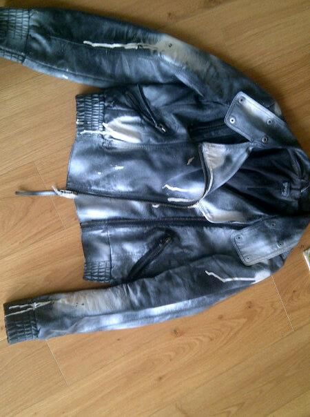 Spray painted an old leather jacket Spray Painted Leather Jacket, Spray Paint Leather Jacket, Spray Paint Clothes, Punk Outfit Ideas, Airbrush Fashion, Fabric Spray Paint, Punk Outfit, Painted Leather Bag, Painted Leather Jacket