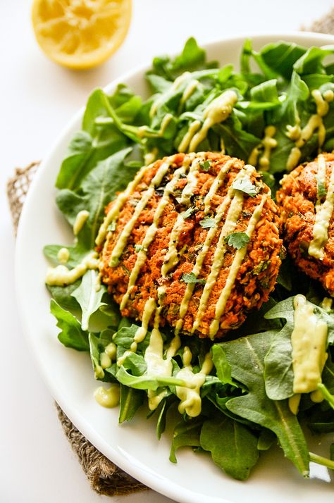 Lentil Cakes, Meals Under 400 Calories, Lentil Cake, Avocado Sauce, Vegan Sweet Potato, Idee Pasto Sano, Meatless Meals, Healthy Nutrition, Vegetarian Dishes