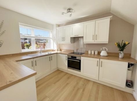 Neutral Kitchen Diner Ideas, Cream Oak Kitchen, Small Light Kitchen, Cream Kitchen Cabinets Wooden Worktop, Light Coloured Kitchens, Small Neutral Kitchen, Wood And Cream Kitchen, Beige And Wood Kitchen, Cream Kitchen Colour Schemes