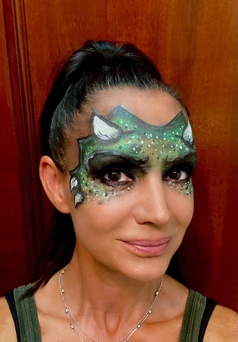 Maquillaje de dinosaurio Dinasour Makeup Halloween, Dinosaur Costume Makeup, Dinosaur Make Up Women, Dinosaur Makeup Halloween, Adult Dinosaur Costume Women, Diy Dinosaur Costume For Women, Dinosaur Costume Women, Dinosaur Makeup Women, T Rex Face Paint