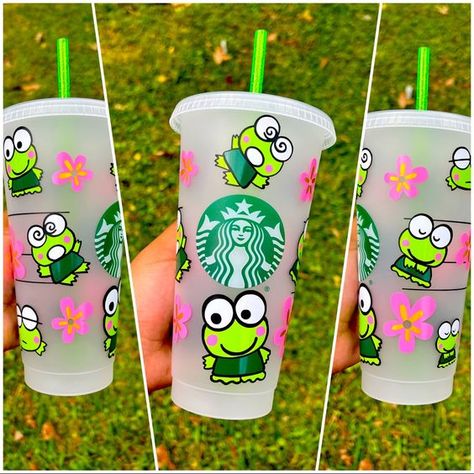 Sanrio Other | - Keroppi Starbucks Cup | Color: Green | Size: Os #sublimationdesigns #tumblerdesigns #vinyldesigns #sublimationideas #tumblerwraps #svg Plastic Cups Design, Frog Cup, Starbucks Cup Art, Starbucks Drinks Recipes, Starbucks Gift, Straw Cup, Custom Tumbler Cups, Cute Frog, Starbucks Cup