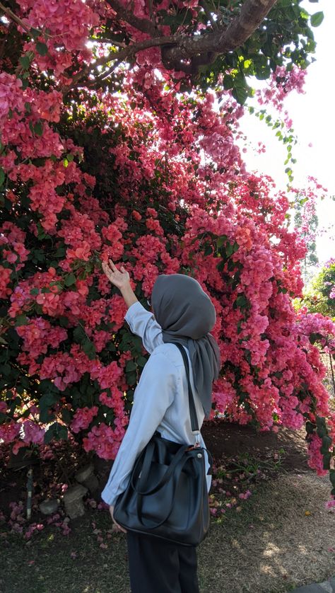 taman bunga Instastory Ideas, Idea Photo, Hijab Aesthetic, Hijab Ootd, Shirt Embroidery, Outfit Aesthetic, Photo Idea, Story Ideas, Outfits Aesthetic