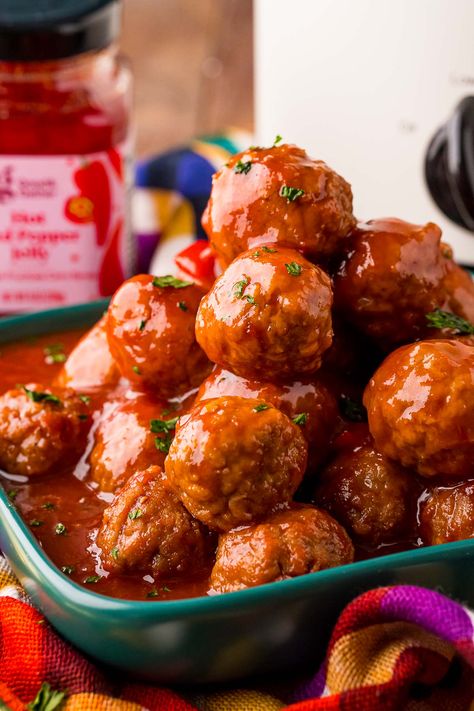 This Hot Pepper Jelly Meatballs recipe combines frozen meatballs, raspberry jam, chili sauce, red pepper jelly, and orange juice to make a sweet and spicy appetizer! Simply toss the ingredients into the crockpot and your work is done! Pepper Jelly Meatballs, Sauce For Meatballs, Recipes With Turkey, Red Pepper Jelly Recipe, Jelly Meatball Recipe, Pepper Jelly Recipes, Jelly Meatballs, Red Pepper Jelly, Spicy Meatballs