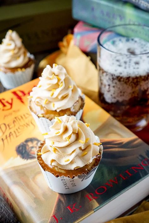 These Harry Potter Butterbeer Cupcakes are AMAZING and will cast a spell on your taste buds and leave you in a state of geeky bliss! Butter Beer Cupcakes, Butterbeer Cake, Butterbeer Cupcakes, Harry Potter Butterbeer, Beer Cupcakes, Harry Potter Butter Beer, Butterbeer Recipe, Butter Beer, Harry Potter Food