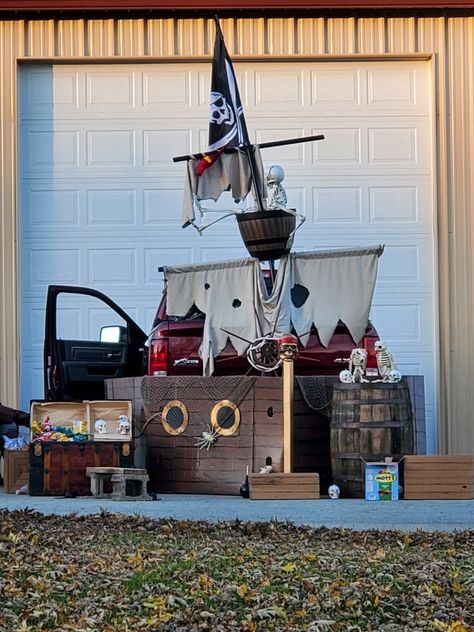 Ship Trunk Or Treat, Pirate Ship Trunk Or Treat, Halloween Car Decorations, Trunker Treat Ideas, Pirate Halloween Party, Pirate Decor, Creative Wreaths, Creepy Halloween Decorations, Pirate Halloween