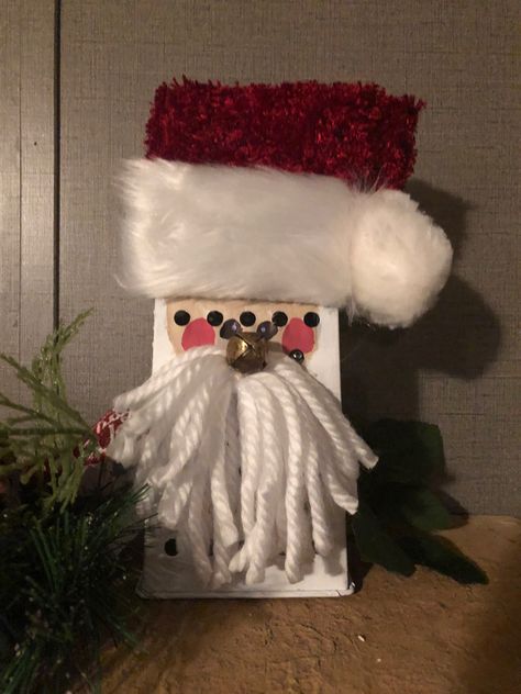 Used cheese grater to make s santa. Painted grater white. Painted face, eyes and rosey cheeks. Cut red material and white soft material for hat. Glued material to make hat. Glued white around rim. Glued white pom pom on end. Glued jingle bell for nose. Used white yarn for mustache/beard. Rosey Cheeks, Christmas Crafty, Diy Santa, Diy Dollar Tree Decor, Dollar Tree Decor, Cheese Grater, Painted Face, Diy Birthday Party, Jingle Bell