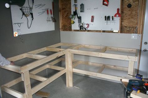 Corner workbench and storage for garage Garage Bench, Diy Bank, Garage Workbench Plans, Building A Workbench, Workbench Designs, Workbench Plans Diy, Diy Workbench, Bench Diy, Workbench Plans