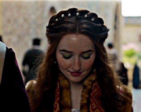 Kaitlyn Dever Gif, Kaitlyn Dever Rosaline, Benjicot Blackwood, Royal Gif, Period Faceclaims, House Hightower, Medieval Female, History Dress, Game Of Thrones Dress