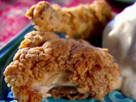 Get Gwen's Fried Chicken with Milk Gravy Recipe from Food Network Milk Gravy Recipe, Flour Gravy, Best Comfort Food Recipes, Trisha's Southern Kitchen, Trisha Yearwood Recipes, Milk Gravy, Smoked Salmon Dip, Chicken Milk, Roasted Shrimp