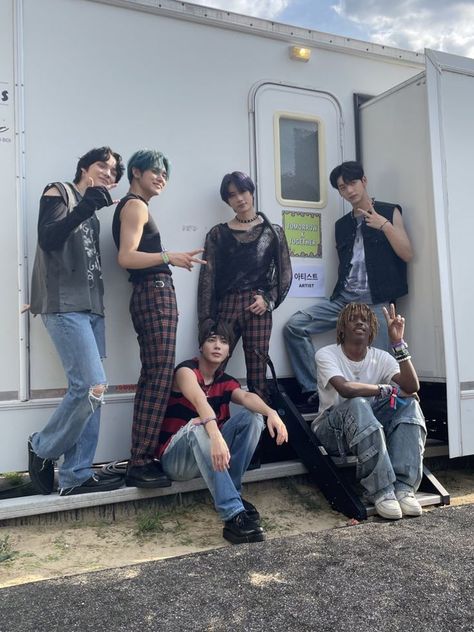 TXT - Group photo with Liam McEwan at Lollapalooza in Chicago. Posted on Edgar's Twitter page. July 30, 2022 Mens Blue Hair, Pop Boy, Trending Photos, Group Photos, K Idols, Concert Outfit, Pop Group, Boy Bands, Boy Groups