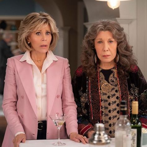 Jane Fonda Style, List Of Tv Shows, Wardrobe Images, Grace And Frankie, Santa Clarita Diet, Martin Sheen, American Comedy, How To Be Graceful, Zoella