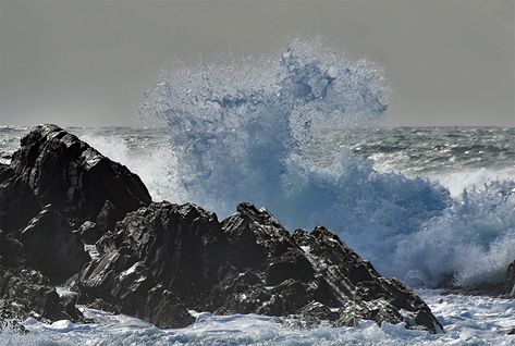 Waves Splashing On Rocks, Splashing Water Photography, Rock Reference, Papa Tattoo, Wave Splash, Sea Rocks, Isle Of Islay, Beautiful Beach Pictures, Southern Ocean