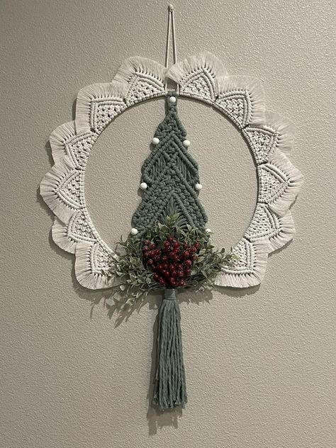 Macrame Xmas Wreath, Macrame Wreath Diy Tutorial, Christmas Macrame Wreath, Macrame Wreath Christmas, Large Macrame Christmas Tree, Macrame Wreath Diy, Makramee Christmas, Macrame Wreath Tutorial, Christmas Macrame Ideas