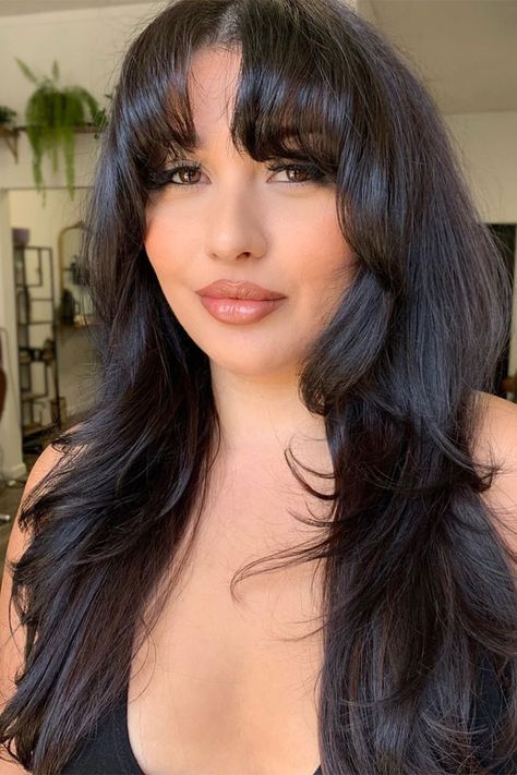 Jet Black Hair With Bangs, Latina With Bangs, 2022 Bangs, Cute Pixie Haircut, Sleek Pixie, Bangs Layers, Latina Hair, Layered Haircuts For Medium Hair, Hair Color Streaks